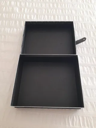 Caja LOEWE negra y plateada