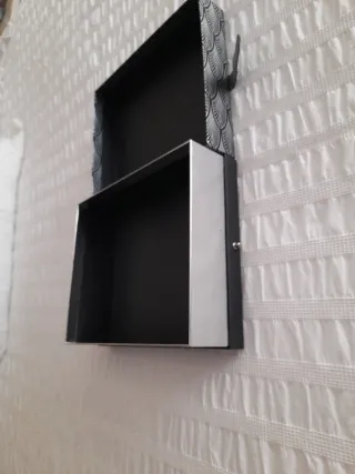 Caja LOEWE negra y plateada