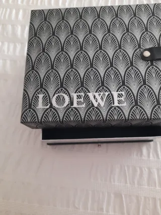 Caja LOEWE negra y plateada