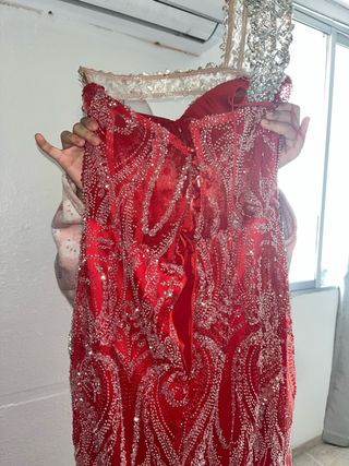 Vestido de fiesta rojo con pedrería