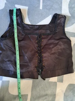 Chaleco y delantal negro