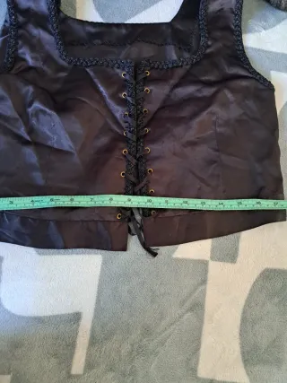 Chaleco y delantal negro