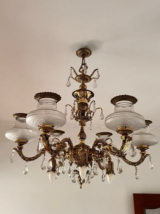 Lámpara de araña dorada con cristales