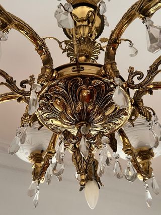 Lámpara de araña dorada con cristales