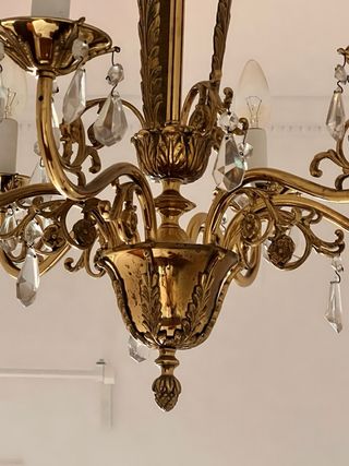 Lámpara de araña dorada con cristales