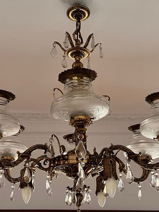 Lámpara de araña dorada con cristales