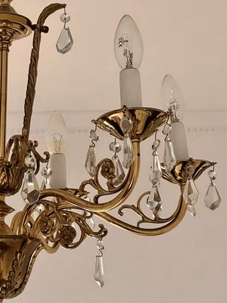 Lámpara de araña dorada con cristales