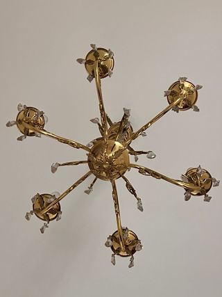 Lámpara de araña dorada con cristales