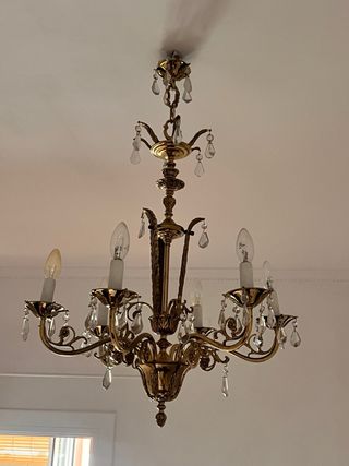 Lámpara de araña dorada con cristales