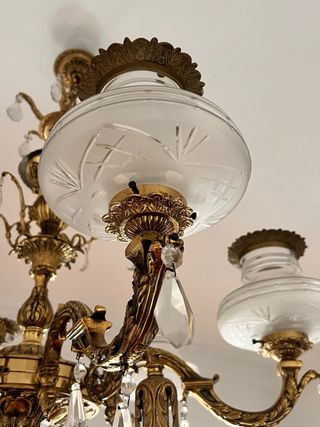 Lámpara de araña dorada con cristales