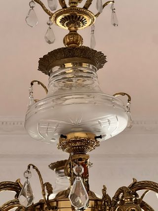 Lámpara de araña dorada con cristales