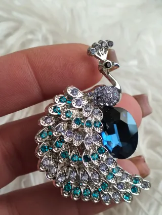 Spilla donna pavone con strass blu e argento