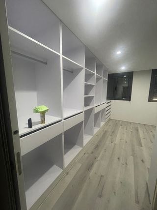 Armario modular blanco sin puertas