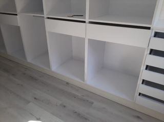 Armario modular blanco sin puertas