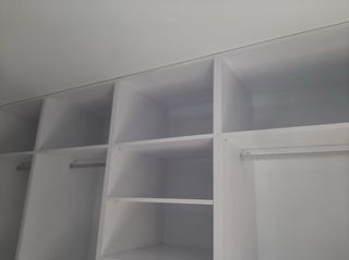Armario modular blanco sin puertas
