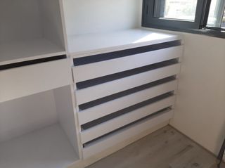 Armario modular blanco sin puertas