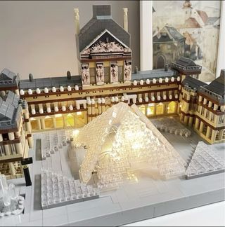 Louvre imitación de LEGO