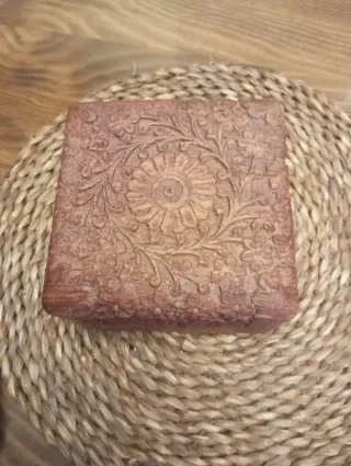 Joyero de madera tallada