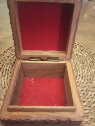 Joyero de madera tallada