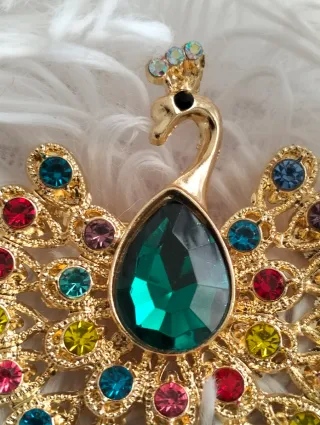 Bellissima spilla pavone con strass