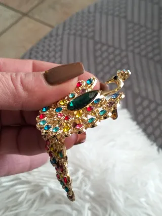 Bellissima spilla pavone con strass