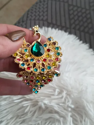 Bellissima spilla pavone con strass