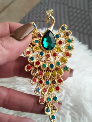 Bellissima spilla pavone con strass