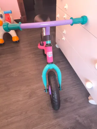 Bicicleta sin pedales rosa y morada