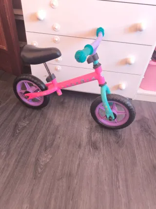 Bicicleta sin pedales rosa y morada