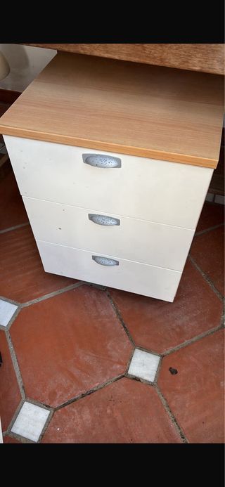 Mesita de noche blanca y amarilla