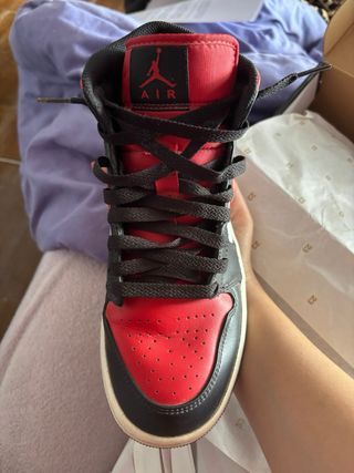 Jordan 1 Mid Black Fire Red White Talla 41