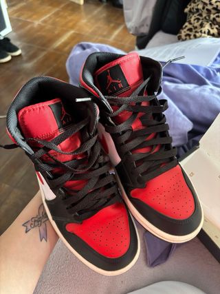 Jordan 1 Mid Black Fire Red White Talla 41