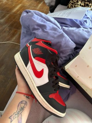 Jordan 1 Mid Black Fire Red White Talla 41