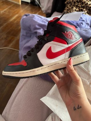 Jordan 1 Mid Black Fire Red White Talla 41
