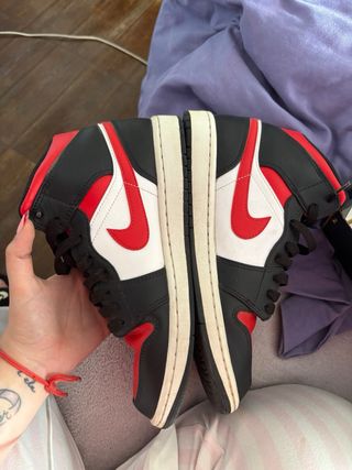 Jordan 1 Mid Black Fire Red White Talla 41