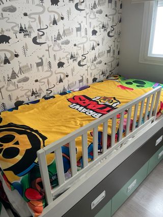 Barrera de madera para cama infantil
