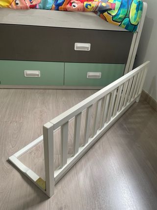 Barrera de madera para cama infantil