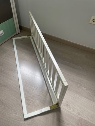 Barrera de madera para cama infantil