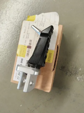 Reposapiés DCHO BMW F900R/F900XR 77259829098