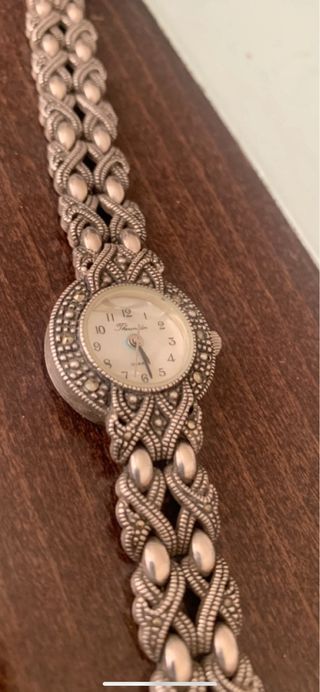 Reloj de pulsera plateado con diseño
