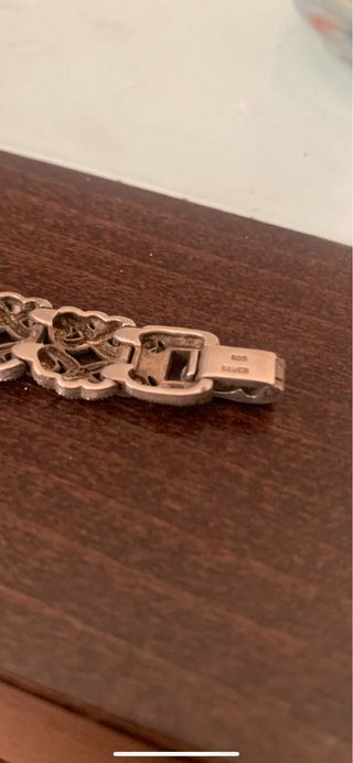 Reloj de pulsera plateado con diseño