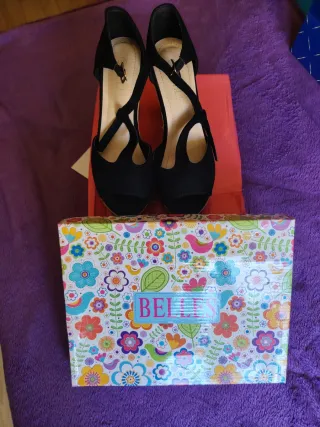 Sandalias negras con tacón