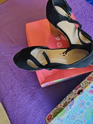 Sandalias negras con tacón