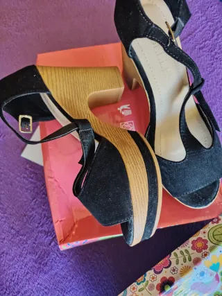 Sandalias negras con tacón