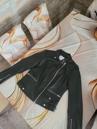 Cazadora polipiel negra niña