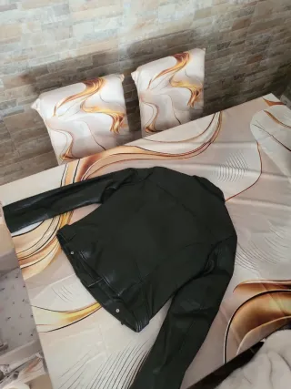 Cazadora polipiel negra niña