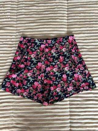 Short floral de tiro alto con cremalleras talla s