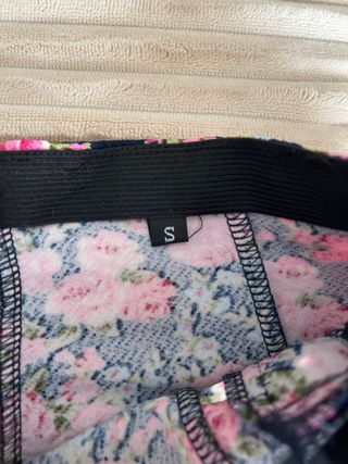 Short floral de tiro alto con cremalleras talla s