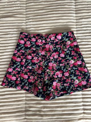 Short floral de tiro alto con cremalleras talla s