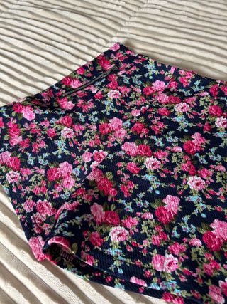 Short floral de tiro alto con cremalleras talla s